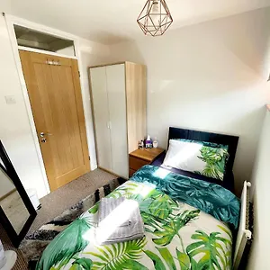  Homestay 5min Drive To Luton Airport, 2 Train Stations & Motorway - Free Parking - Late Check Out 11am - Quiet & Peaceful Location With A Relaxing Garden - Only 25min Drive To North London - Free Wifi