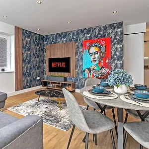  Apartment Airport Oasis: Luxury With Free Parking