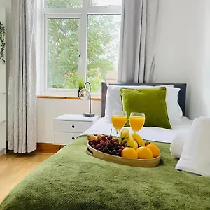  Holiday home Lovely 4 Bed, Family & Contractors Luton Airport & M1 By Properties2you