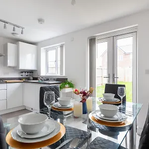  Holiday home New Luton 3 Bedroom House, Contractors & Families, Sleeps 7 With Free Parking & Wifi